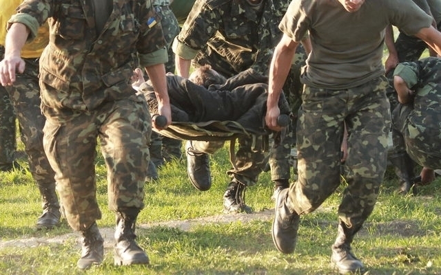 В Днепр военным вертолетом доставили раненых бойцов Фото № 0 В Днепр военным вертолетом доставили раненых бойцов Фото № 0