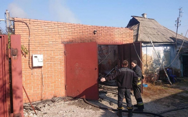 Пожар под Днепром: сотрудники ГСЧС тушили гараж и автомобиль Фото № 0 Пожар под Днепром: сотрудники ГСЧС тушили гараж и автомобиль Фото № 0