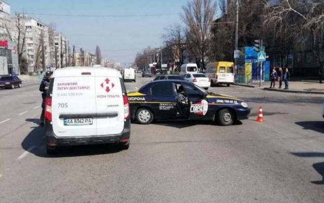ДТП в Днепре: столкнулись авто охранной службы и Новой почты Фото № 0 ДТП в Днепре: столкнулись авто охранной службы и Новой почты Фото № 0
