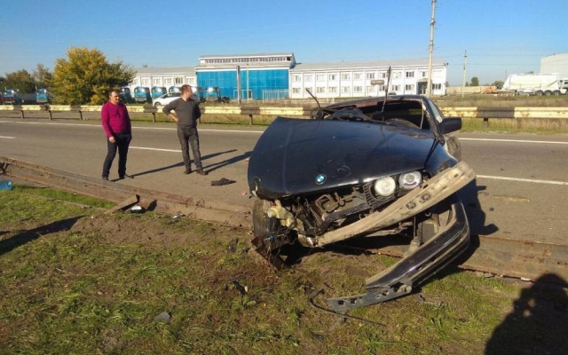 ДТП на Днепропетровщине: BMW въехало в столб Фото № 0 ДТП на Днепропетровщине: BMW въехало в столб Фото № 0