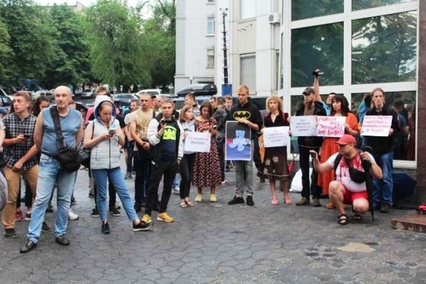 Днепряне провели акцию в память о мальчике, погибшем от полицейской пули Фото № 1 Днепряне провели акцию в память о мальчике, погибшем от полицейской пули Фото № 1
