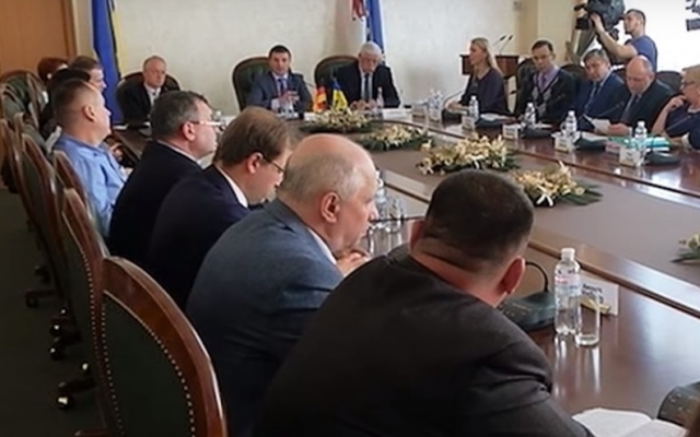 В Днепре облсовет решал вопрос чрезмерной солености шахтных вод Кривбасса. Фото № 0 В Днепре облсовет решал вопрос чрезмерной солености шахтных вод Кривбасса. Фото № 0