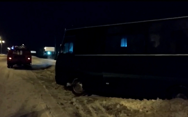 Под Днепром сотрудники ГСЧС вытаскивали автобус из сугроба Фото № 0 Под Днепром сотрудники ГСЧС вытаскивали автобус из сугроба Фото № 0