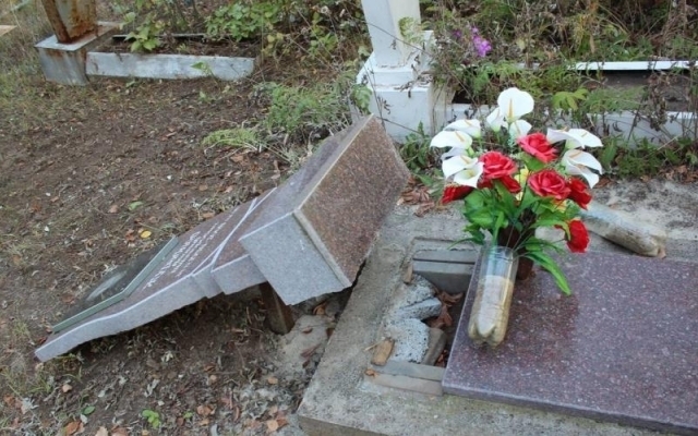 На Днепропетровщине вандал разграбил кладбище Фото № 0 На Днепропетровщине вандал разграбил кладбище Фото № 0