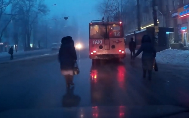 В Днепре пешеходы бросаются под колеса автомобилей Фото № 0 В Днепре пешеходы бросаются под колеса автомобилей Фото № 0