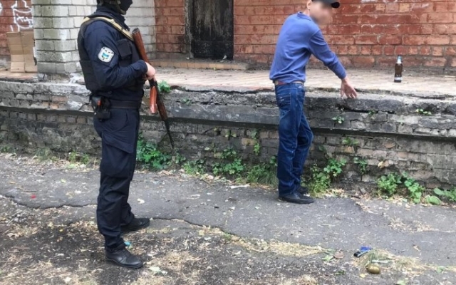 На Днепропетровщине полиция задержала мужчину с пивом и гранатой Фото № 0 На Днепропетровщине полиция задержала мужчину с пивом и гранатой Фото № 0