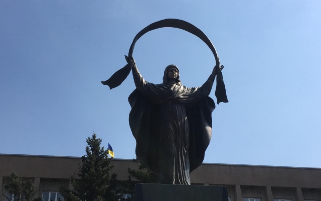 Декоммунизация на Днепропетровщине: на месте Ленина установили скульптуру Богородицы Фото № 0 Декоммунизация на Днепропетровщине: на месте Ленина установили скульптуру Богородицы Фото № 0