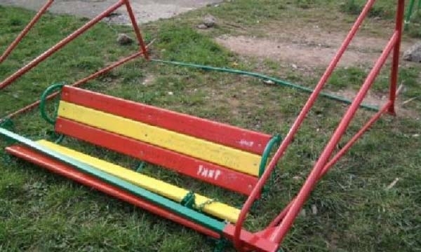 На Днепропетровщине дети сдали качели на металлолом Фото № 0 На Днепропетровщине дети сдали качели на металлолом Фото № 0