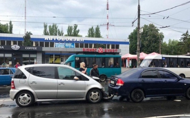 ДТП на Днепропетровщине: Mercedes протаранил Kia Cerato Фото № 0 ДТП на Днепропетровщине: Mercedes протаранил Kia Cerato Фото № 0