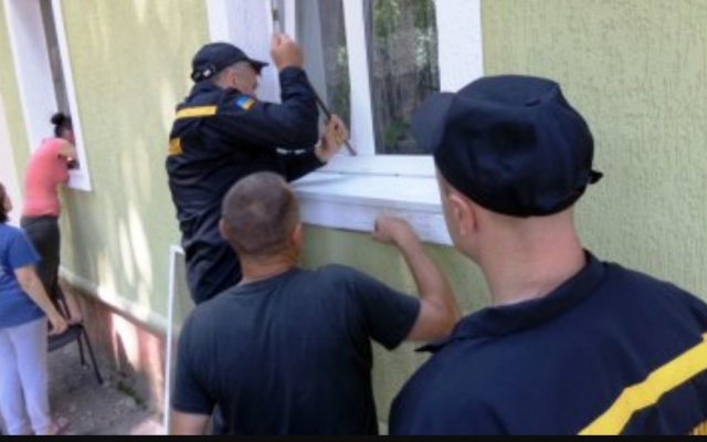 Жительница Днепропетровщины не могла попасть в квартиру из-за сквозняка Фото № 0 Жительница Днепропетровщины не могла попасть в квартиру из-за сквозняка Фото № 0