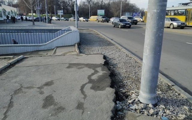 Всего год ремонту: днепряне в шоке от состояния дороги возле автовокзала (ФОТО) Фото № 0 Всего год ремонту: днепряне в шоке от состояния дороги возле автовокзала (ФОТО) Фото № 0