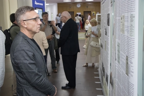 В горсовете Днепра открыли выставку, посвященную немцам в Украине Фото № 0 В горсовете Днепра открыли выставку, посвященную немцам в Украине Фото № 0