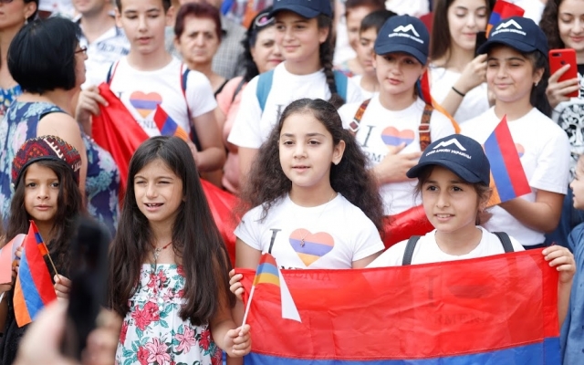 Борис Филатов открыл Аллею многонационального города Фото № 8 Борис Филатов открыл Аллею многонационального города Фото № 8