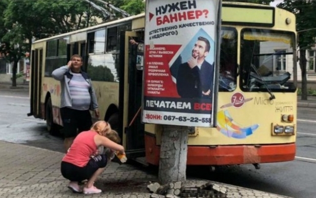 ДТП на Днепропетровщине: троллейбус въехал в столб Фото № 0 ДТП на Днепропетровщине: троллейбус въехал в столб Фото № 0
