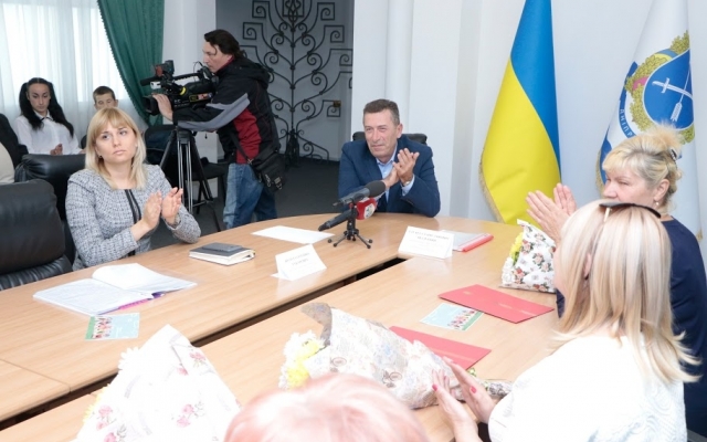 В Днепре приемных родителей поздравили с Днем усыновления Фото № 11 В Днепре приемных родителей поздравили с Днем усыновления Фото № 11