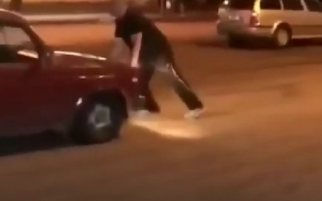 В Днепре пьяный мужчина бросался под колеса автомобиля Фото № 0 В Днепре пьяный мужчина бросался под колеса автомобиля Фото № 0