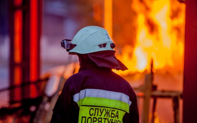 Пожар на Днепропетровщине: сотрудники ГСЧС тушили дом Фото № 0 Пожар на Днепропетровщине: сотрудники ГСЧС тушили дом Фото № 0