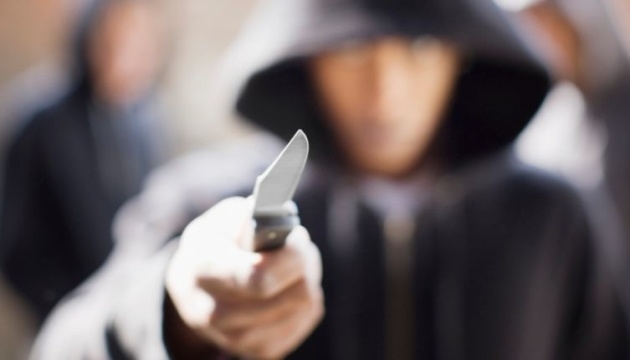 На Днепропетровщине мужчина угрожал девочке ножом Фото № 0 На Днепропетровщине мужчина угрожал девочке ножом Фото № 0