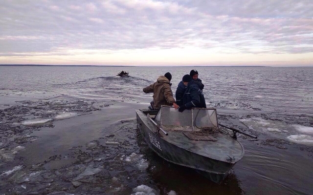 На Днепропетровщине спасатели вытащили из водоема труп рыбака Фото № 1 На Днепропетровщине спасатели вытащили из водоема труп рыбака Фото № 1