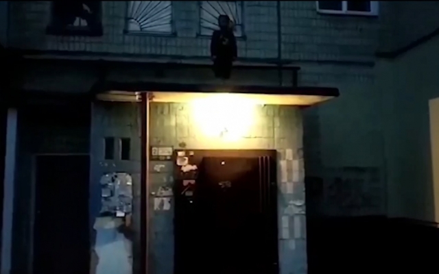 На Днепропетровщине ребенок застрял на козырьке подъезда Фото № 0 На Днепропетровщине ребенок застрял на козырьке подъезда Фото № 0