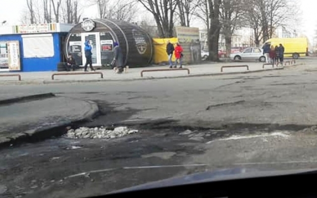 В Днепре жительница засыпала ямы на дороге Фото № 3 В Днепре жительница засыпала ямы на дороге Фото № 3