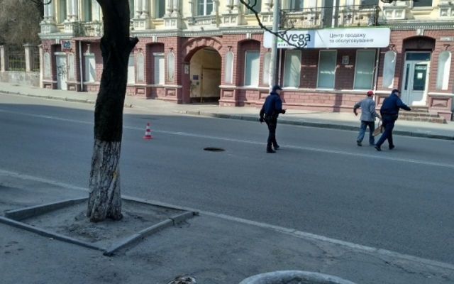 Полицейские Днепра меняли канализационный люк Фото № 0 Полицейские Днепра меняли канализационный люк Фото № 0