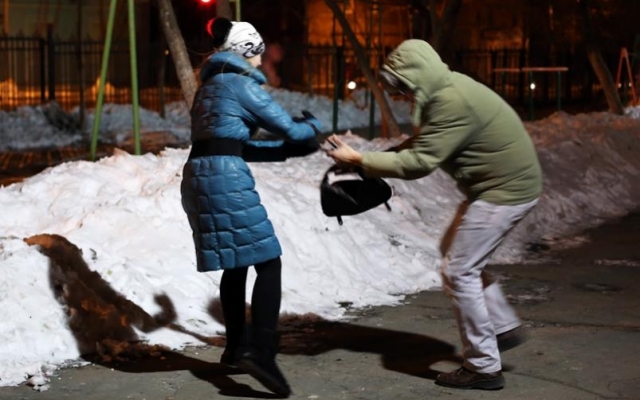 В Днепре на улице ограбили женщину Фото № 0 В Днепре на улице ограбили женщину Фото № 0