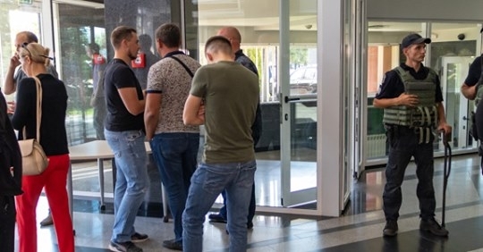 Вооруженный спецназ и неизвестные люди провели обыск в офисе Приватбанка в Днепре Фото № 0 Вооруженный спецназ и неизвестные люди провели обыск в офисе Приватбанка в Днепре Фото № 0