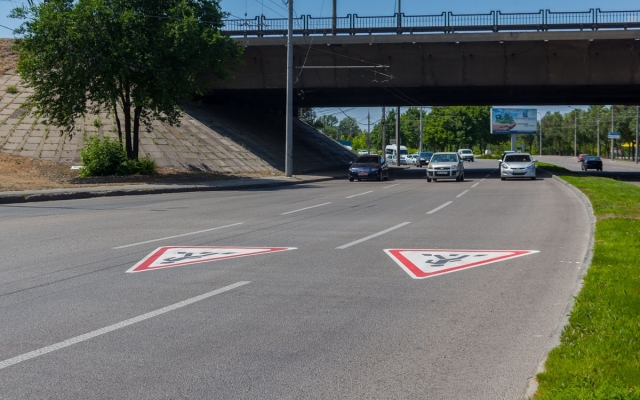 Новые дорожные знаки в Днепре: где появились знаки снижения аварийности? Фото № 0 Новые дорожные знаки в Днепре: где появились знаки снижения аварийности? Фото № 0