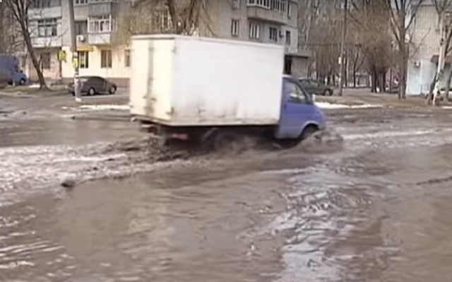 Днепряне готовят надувные лодки: стихийные озера на дорогах города Фото № 0 Днепряне готовят надувные лодки: стихийные озера на дорогах города Фото № 0