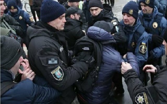 На Днепропетровщине пьяные мужчины подрались с полицейскими Фото № 0 На Днепропетровщине пьяные мужчины подрались с полицейскими Фото № 0