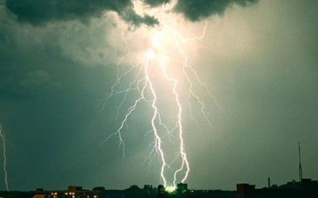 На Днепропетровщине в газовую трубу ударила молния Фото № 0 На Днепропетровщине в газовую трубу ударила молния Фото № 0