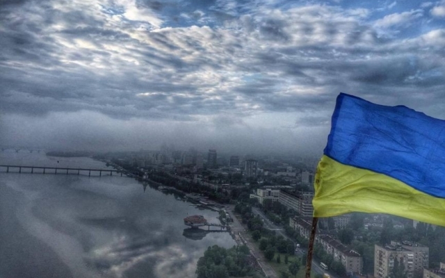 На крыше гостиницы Парус установили украинский флаг Фото № 0 На крыше гостиницы Парус установили украинский флаг Фото № 0