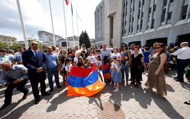 Борис Филатов открыл Аллею многонационального города Фото № 11 Борис Филатов открыл Аллею многонационального города Фото № 11