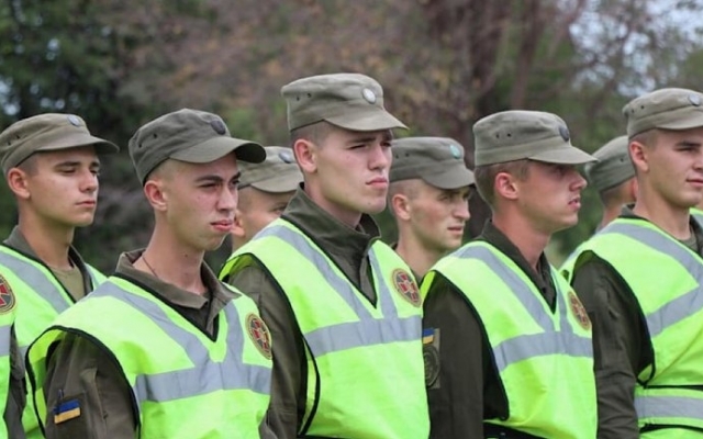 На Днепропетровщине нацгвардейцы задержали мужчину с гранатой и пистолетом Фото № 0 На Днепропетровщине нацгвардейцы задержали мужчину с гранатой и пистолетом Фото № 0