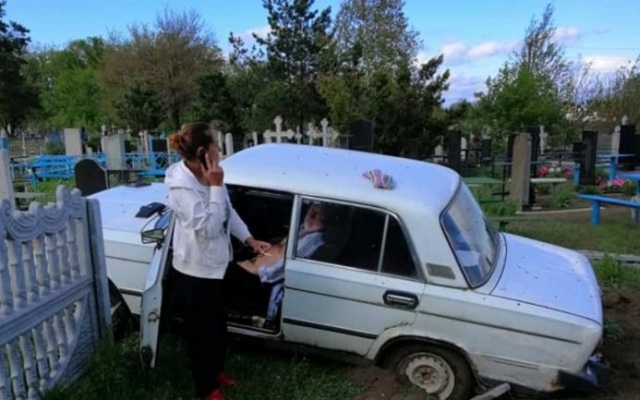 ДТП под Днепром: пьяная женщина без прав въехала в памятник на кладбище Фото № 0 ДТП под Днепром: пьяная женщина без прав въехала в памятник на кладбище Фото № 0