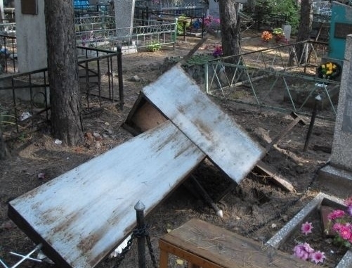 Ничего святого: в Днепре вандалы сдают металл с кладбищ на металлолом Фото № 0 Ничего святого: в Днепре вандалы сдают металл с кладбищ на металлолом Фото № 0
