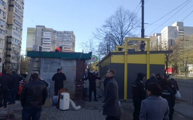 Днепр против МАФов: коммунальщики демонтировали незаконный киоск Фото № 0 Днепр против МАФов: коммунальщики демонтировали незаконный киоск Фото № 0