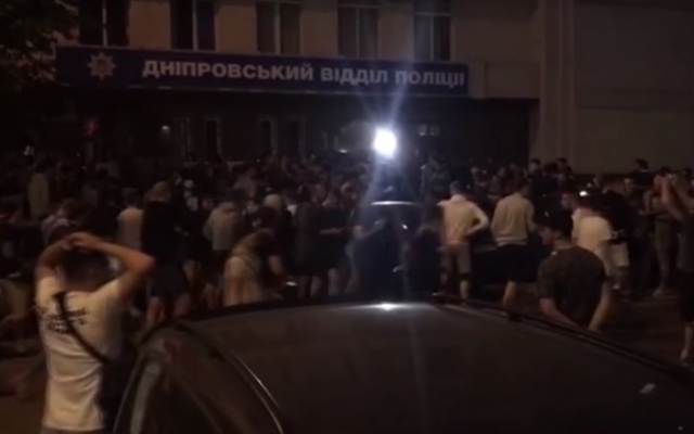 Конфликт в Днепре: ультрас собрались под управлением полиции Фото № 0 Конфликт в Днепре: ультрас собрались под управлением полиции Фото № 0
