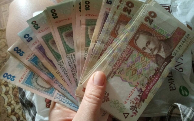 Жительница Днепра нашла несколько тысяч гривен старого образца Фото № 0 Жительница Днепра нашла несколько тысяч гривен старого образца Фото № 0