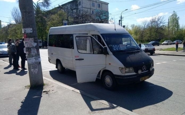 ДТП на Днепропетровщине: маршрутка сбила девушку на ДТП на Днепропетровщине: маршрутка сбила девушку на