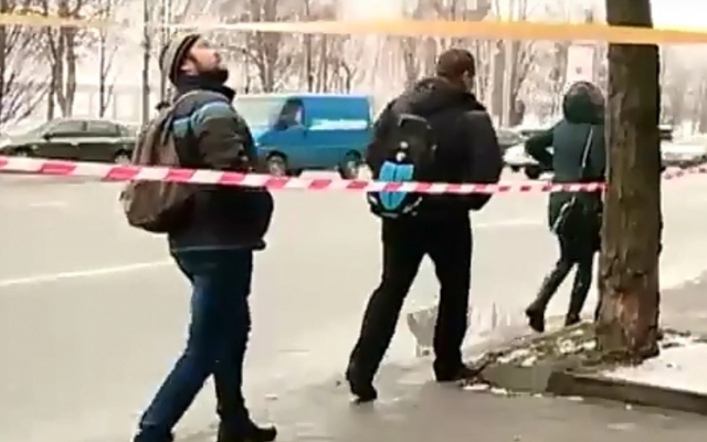 Обвал фасада в Днепре: на автомобиль упал кирпич Фото № 0 Обвал фасада в Днепре: на автомобиль упал кирпич Фото № 0