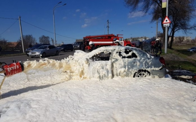 Пожар на Днепропетровщине: сотрудники ГСЧС тушили автомобиль Фото № 0 Пожар на Днепропетровщине: сотрудники ГСЧС тушили автомобиль Фото № 0