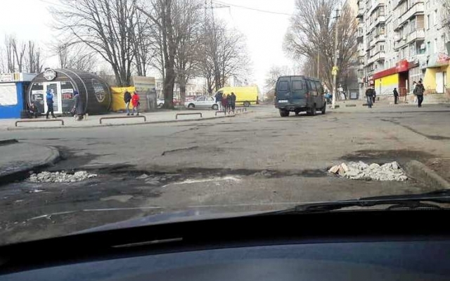 В Днепре жительница засыпала ямы на дороге Фото № 0 В Днепре жительница засыпала ямы на дороге Фото № 0