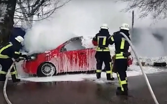 Пожар под Днепром: сотрудники ГСЧС тушили авто Фото № 0 Пожар под Днепром: сотрудники ГСЧС тушили авто Фото № 0