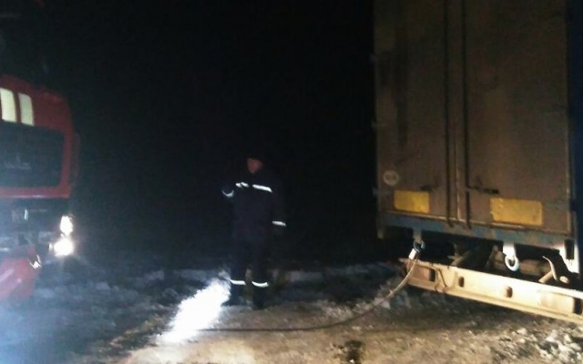 На Днепропетровщине из снежного заноса вытащили грузовик Фото № 1 На Днепропетровщине из снежного заноса вытащили грузовик Фото № 1