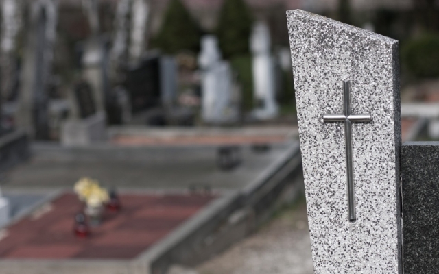 Ничего святого: под Днепром вандалы разрисовали надгробные плиты Фото № 0 Ничего святого: под Днепром вандалы разрисовали надгробные плиты Фото № 0