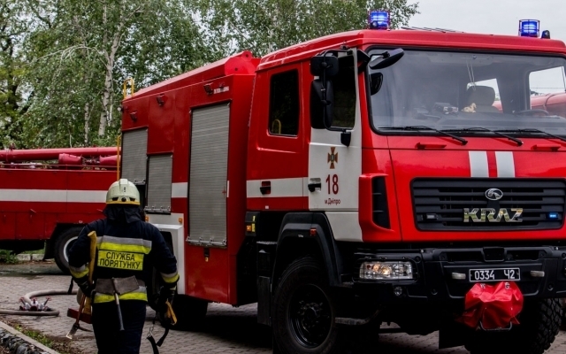 Пожар в Днепре: сотрудники ГСЧС тушили квартиру Фото № 0 Пожар в Днепре: сотрудники ГСЧС тушили квартиру Фото № 0