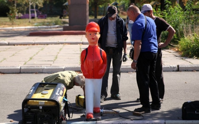 На дорогах Днепропетровщины появились фигурки школьников Фото № 3 На дорогах Днепропетровщины появились фигурки школьников Фото № 3