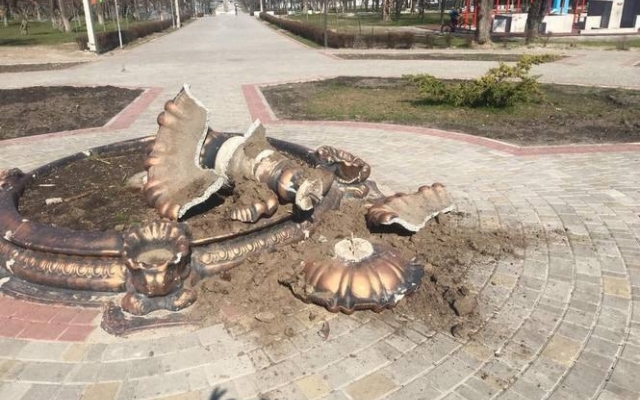 Вандализм в Днепре: неизвестные устроили погром в Новокадацком парке Фото № 0 Вандализм в Днепре: неизвестные устроили погром в Новокадацком парке Фото № 0